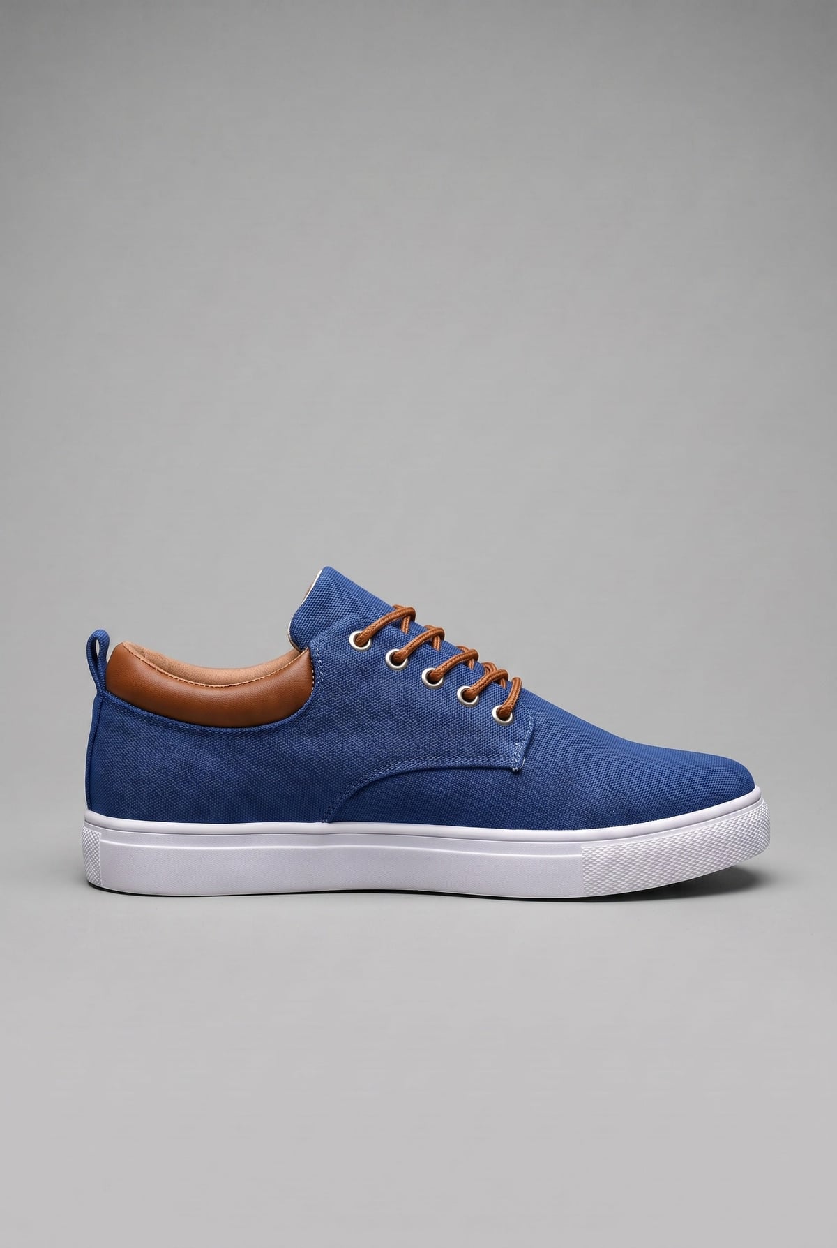 basket homme lacets semelle blanche en bleu