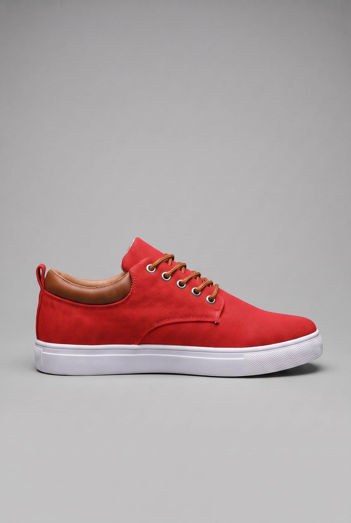basket homme lacets semelle blanche en rouge
