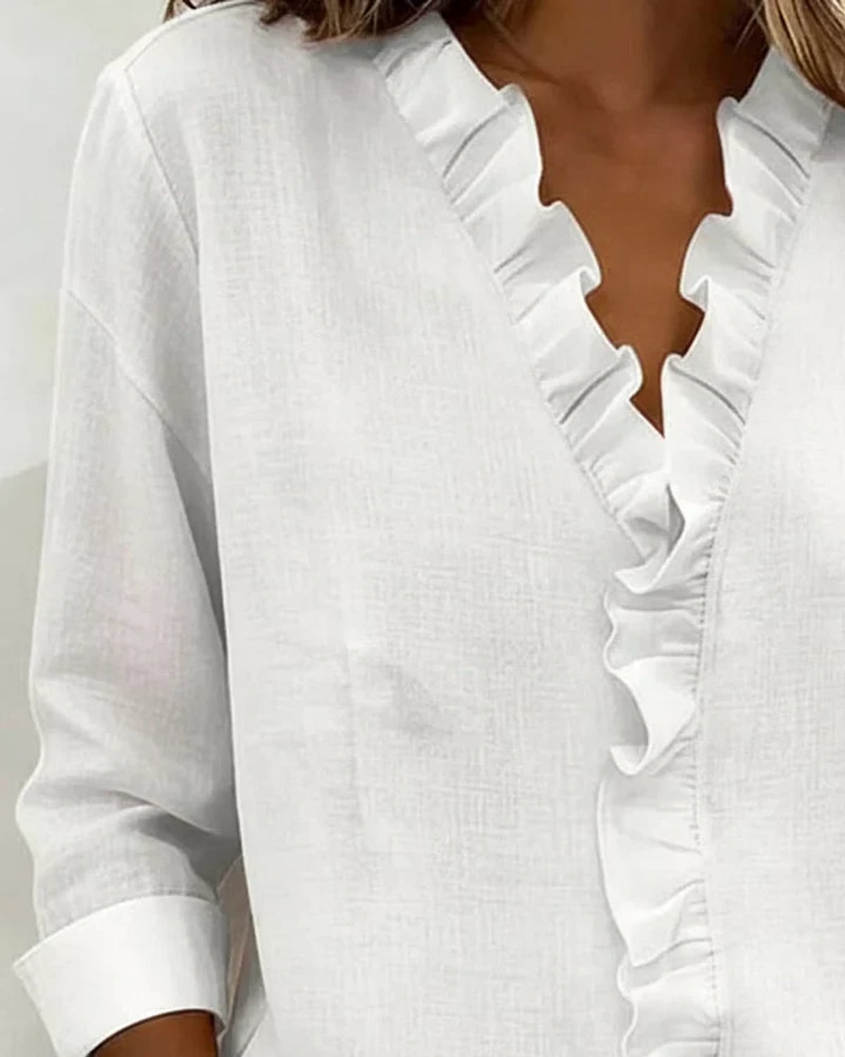 blouse femme col en v à volants manches longues en blanc