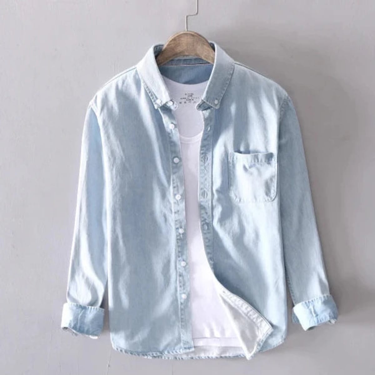 chemise homme coupe droite poches plaquées en bleu clair