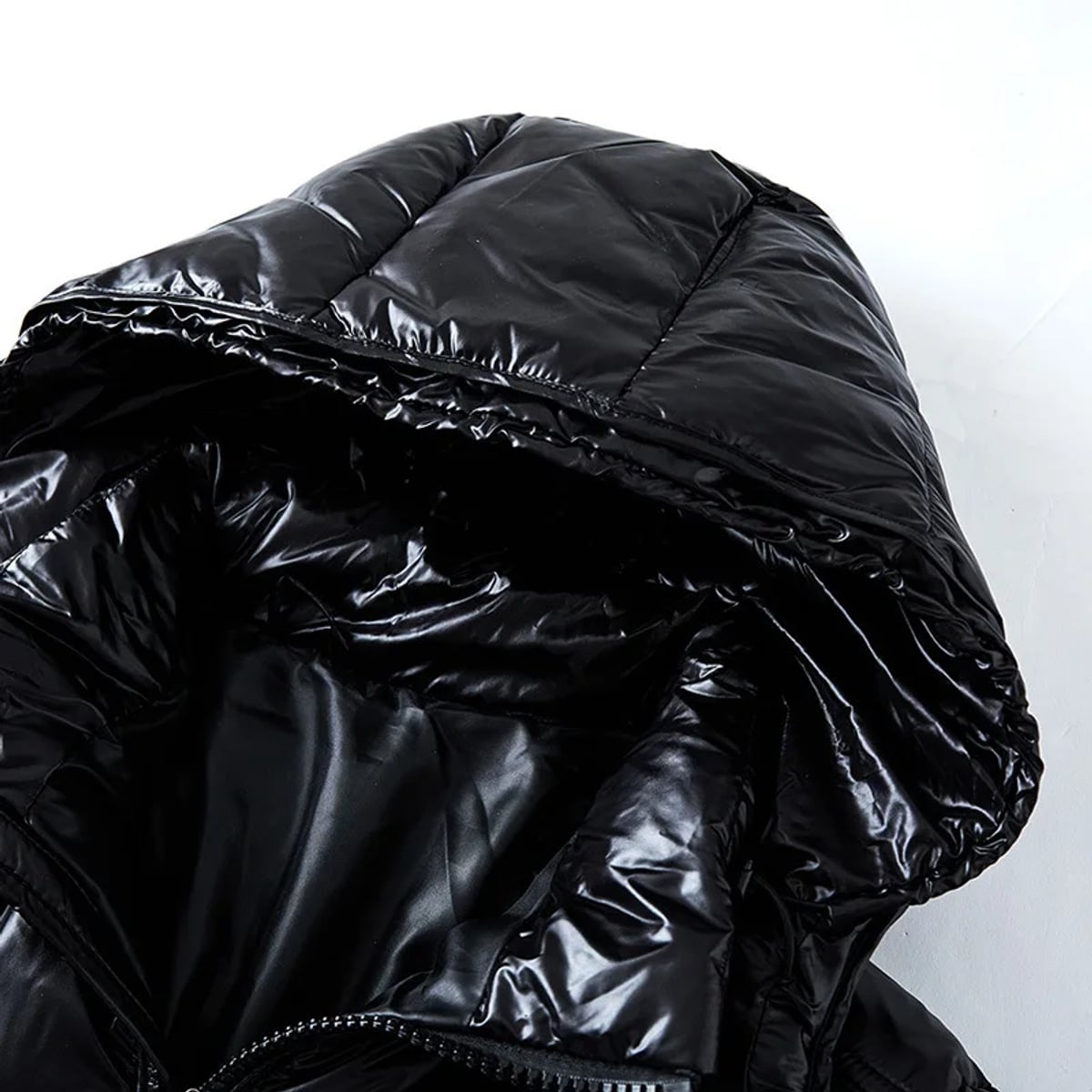 doudoune homme brillante à capuche en noir