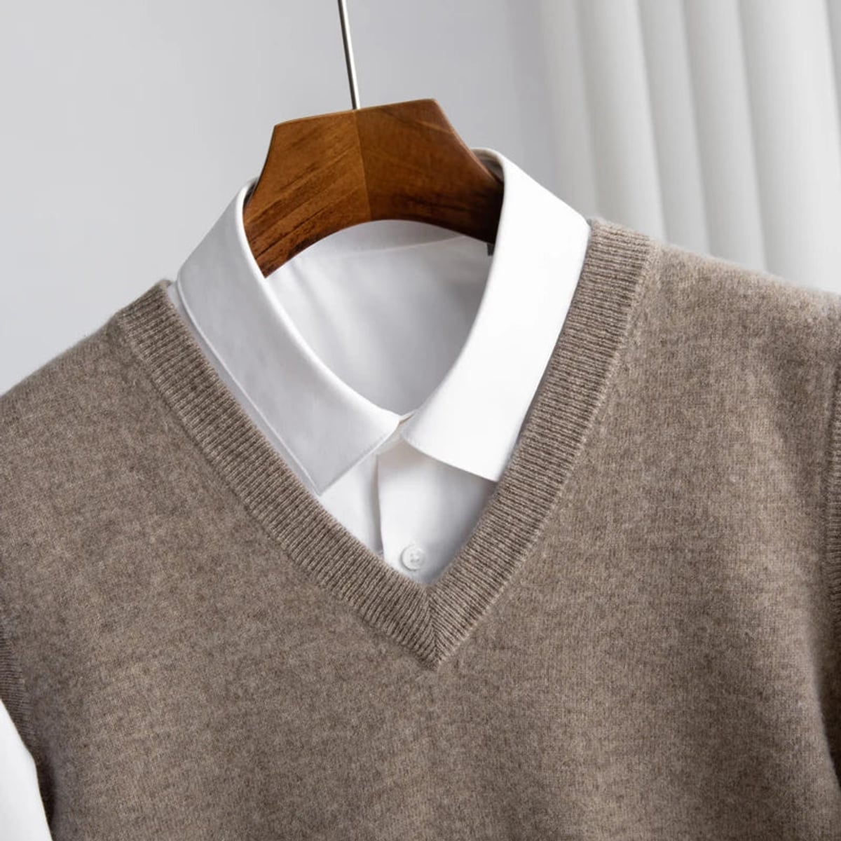 gilet col en v homme coupe ajustée