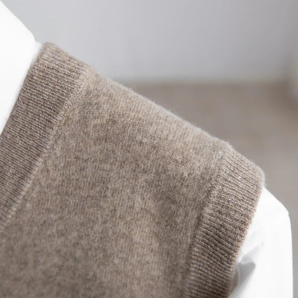 gilet col en v homme coupe ajustée