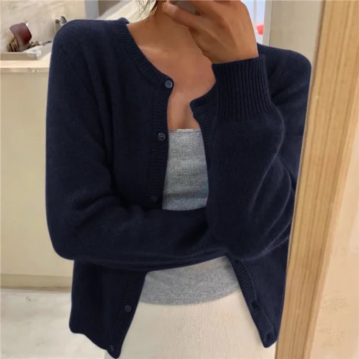 gilet femme col rond coupe ample boutonné en bleu marine