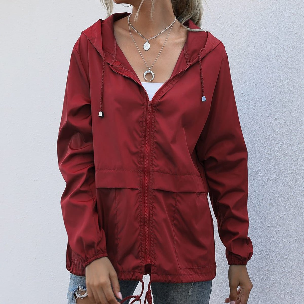 imperméable femme à capuche coupe ample en bordeaux