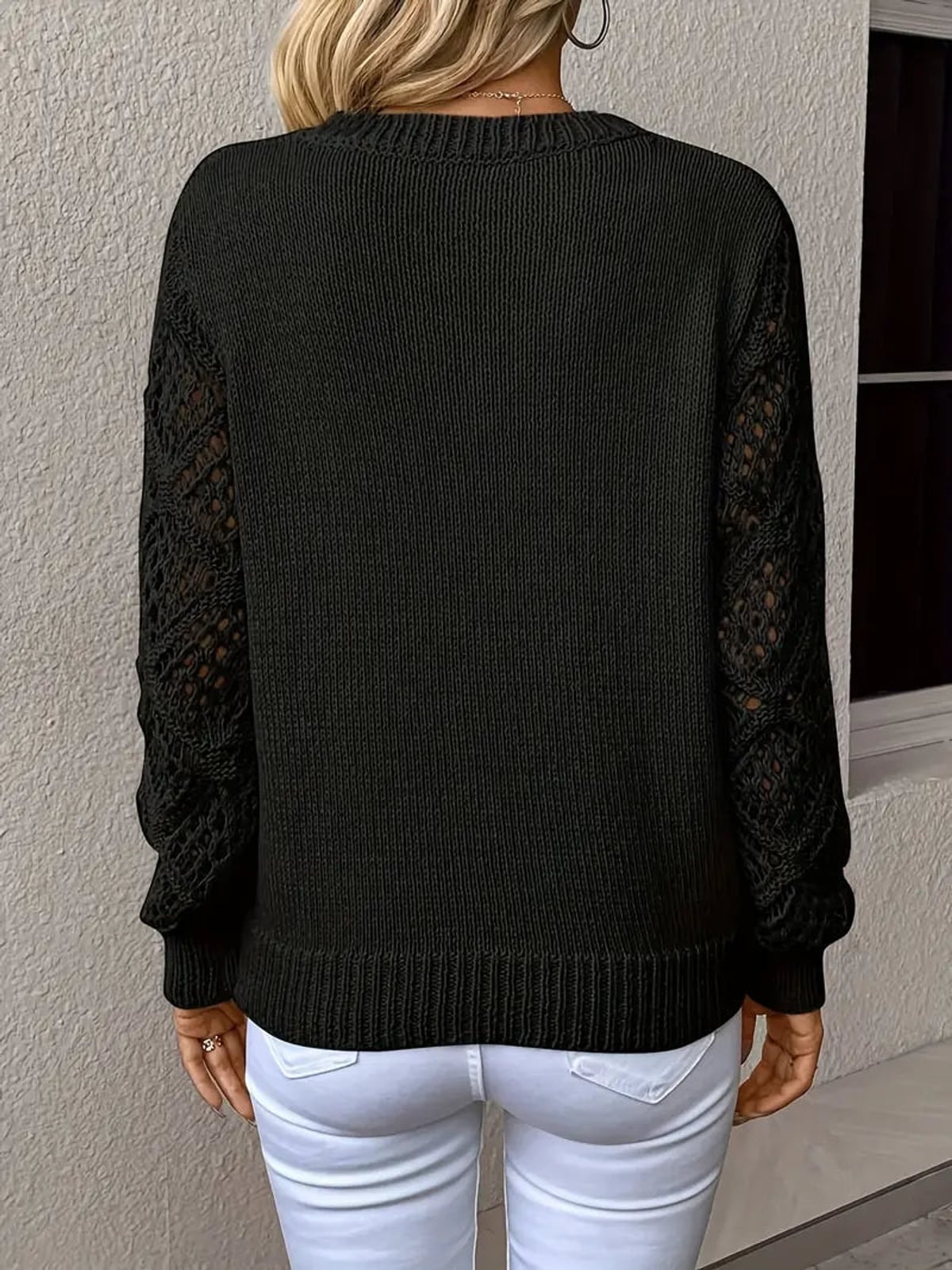 pull femme col en v manches ajourées en noir