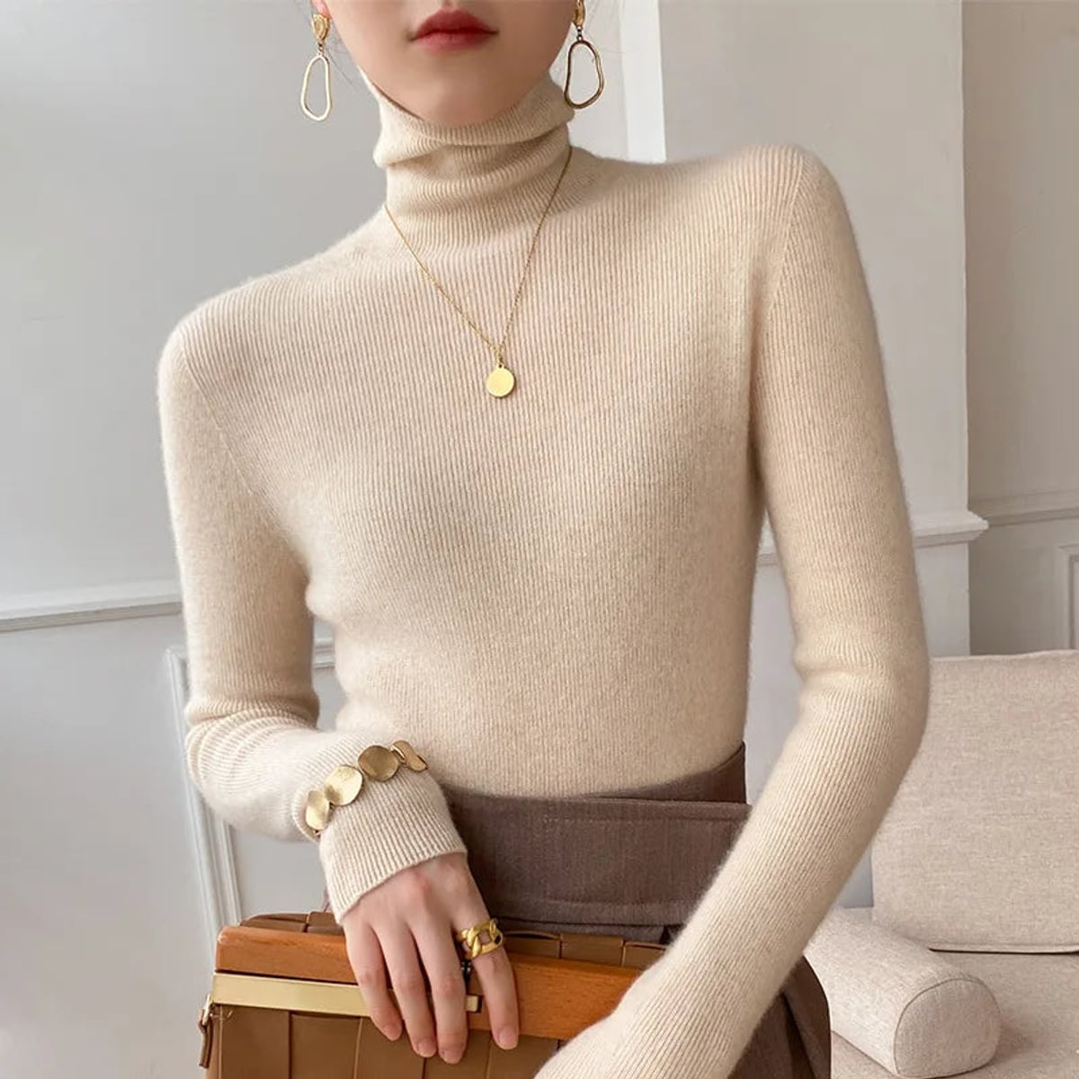 pull femme col roulé coupe slim en ivoire nacré