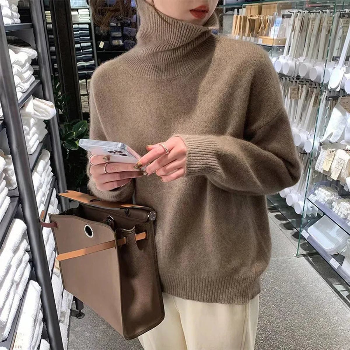 pull femme col roulé oversize en café