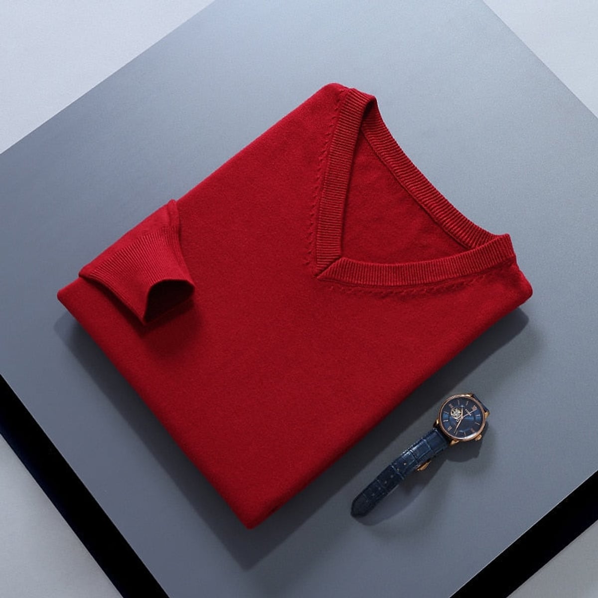 pull homme col en v coupe ajustée en bordeaux