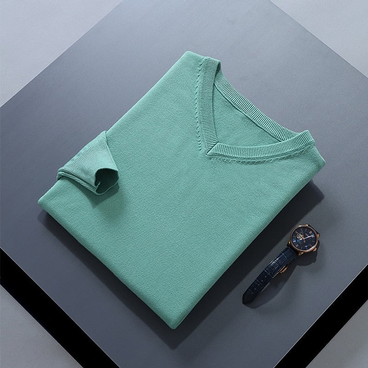 pull homme col en v coupe ajustée en vert