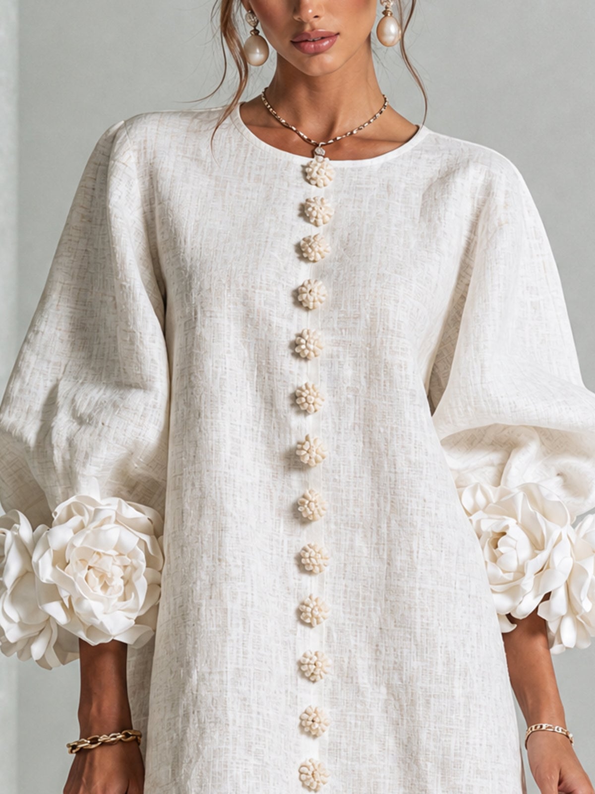 robe femme trapèze manches bouffantes boutons floraux en blanc cassé