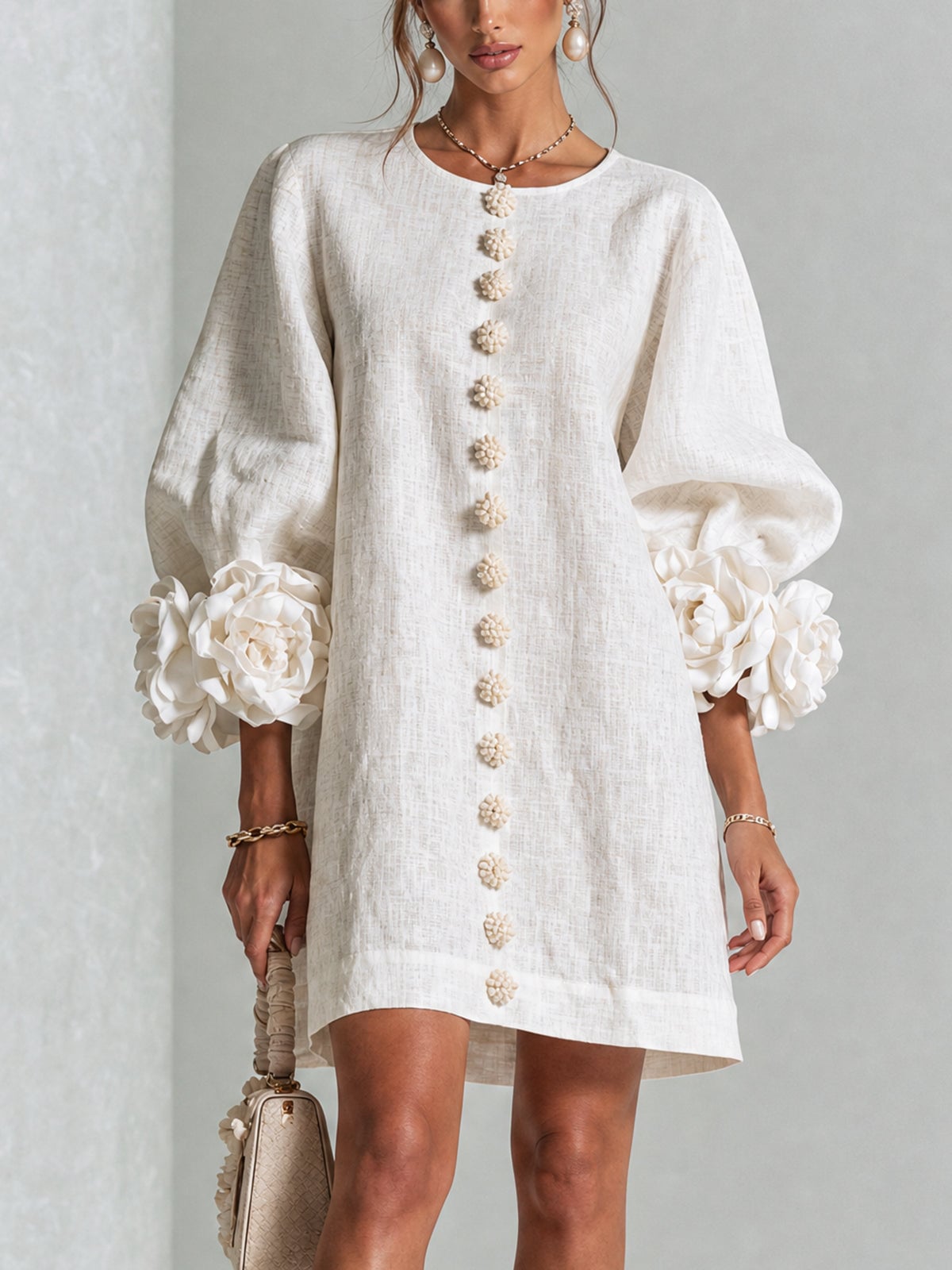 robe femme trapèze manches bouffantes boutons floraux en blanc cassé