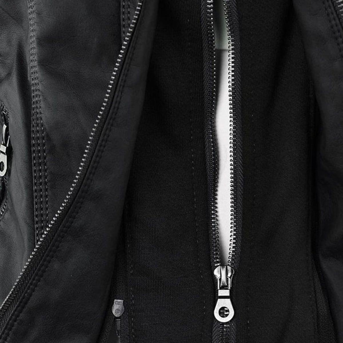 veste courte femme coupe ajustée à capuche en noir