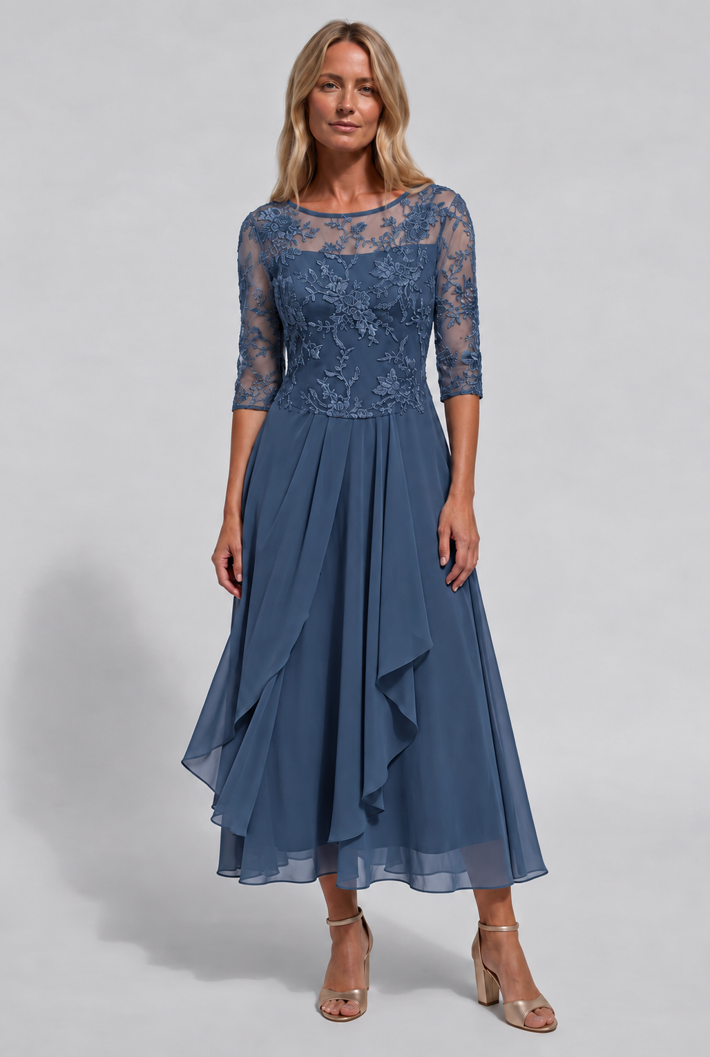 robe femme mi-longue brodée coupe évasée en bleu
