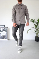 veste chemise homme manches longues poches poitrine en gris