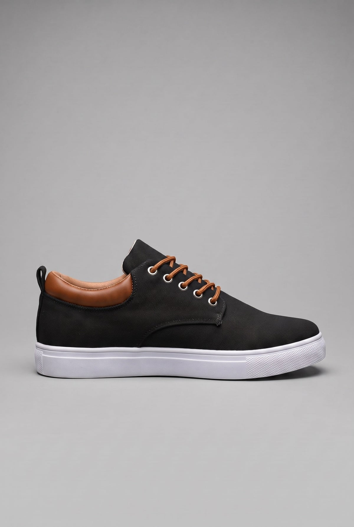 basket homme lacets semelle blanche en noir