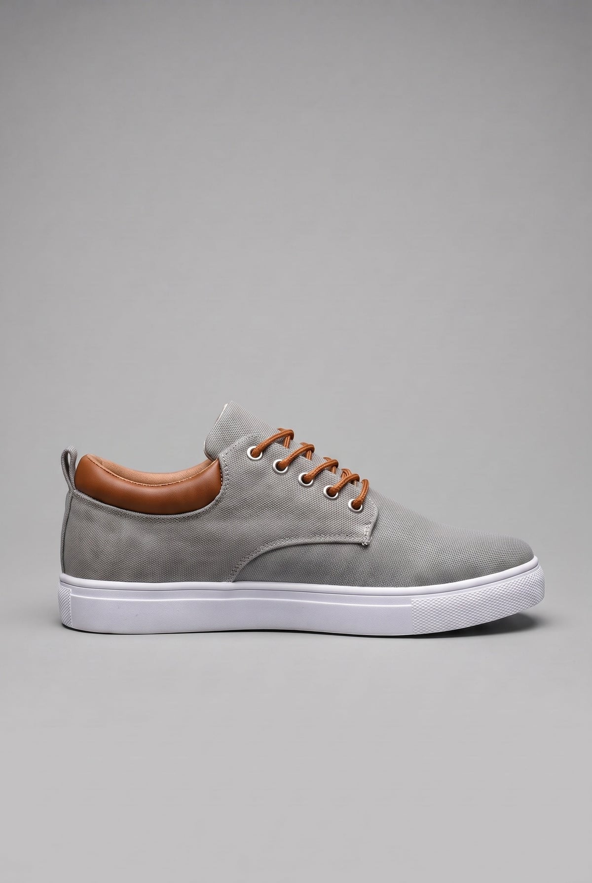 basket homme lacets semelle blanche en gris