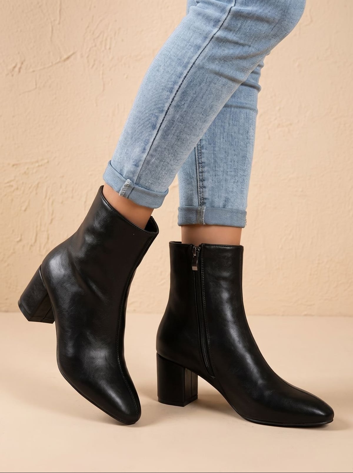bottines femme talon bloc bout pointu en noir