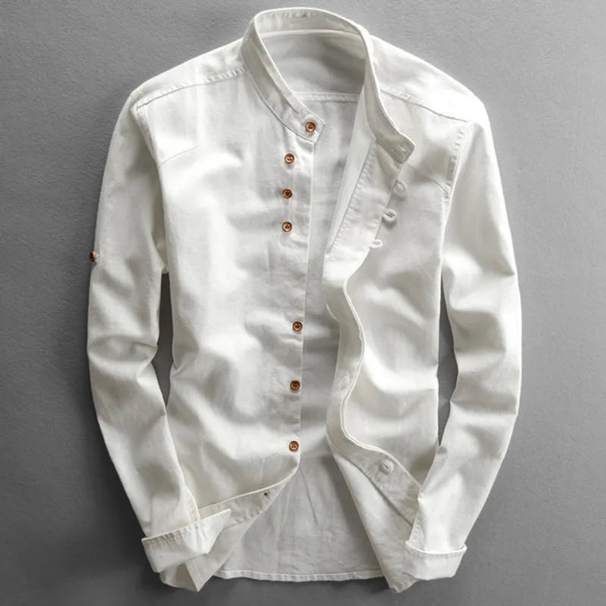 chemise homme coupe droite col rond en blanc