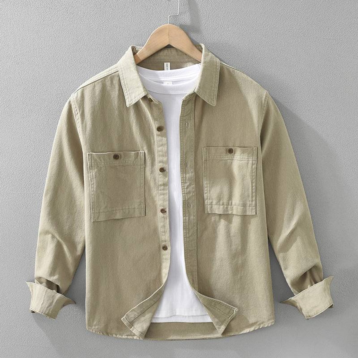chemise homme oversize poches poitrine en kaki clair