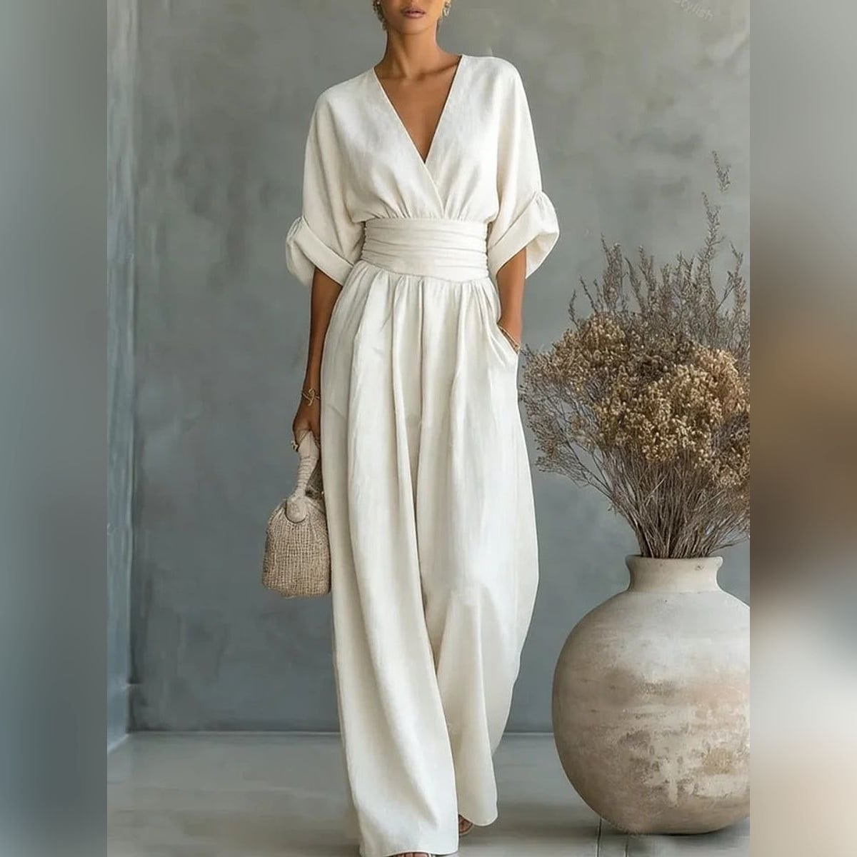 combinaison femme col en v jambes larges en blanc