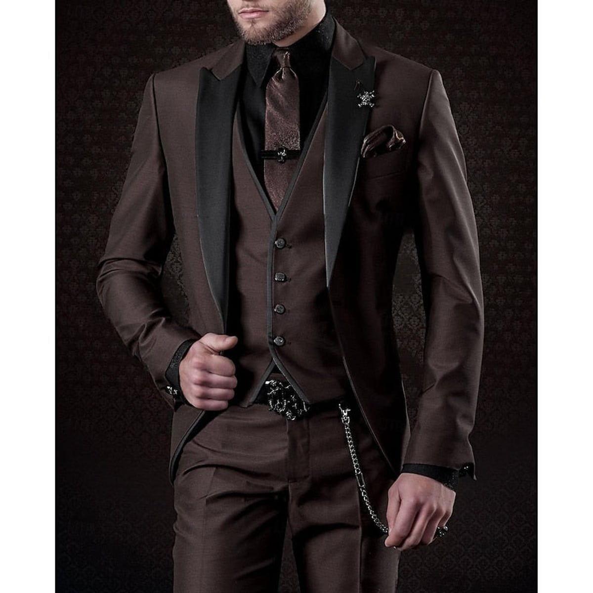 costume 3 pièces homme coupe slim revers satin en marron foncé