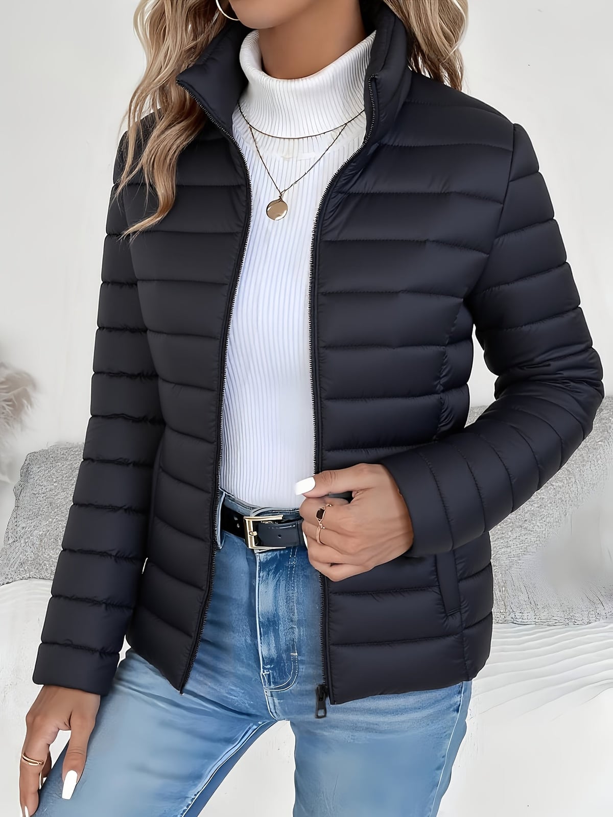 doudoune femme col montant coupe ajustée en noir