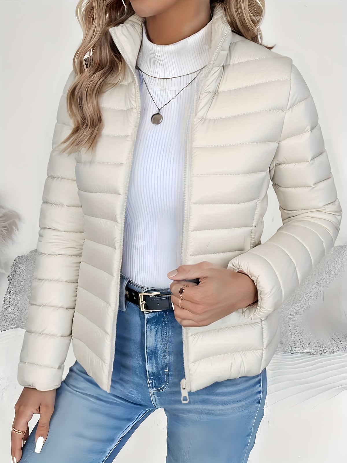 doudoune femme col montant coupe ajustée en blanc