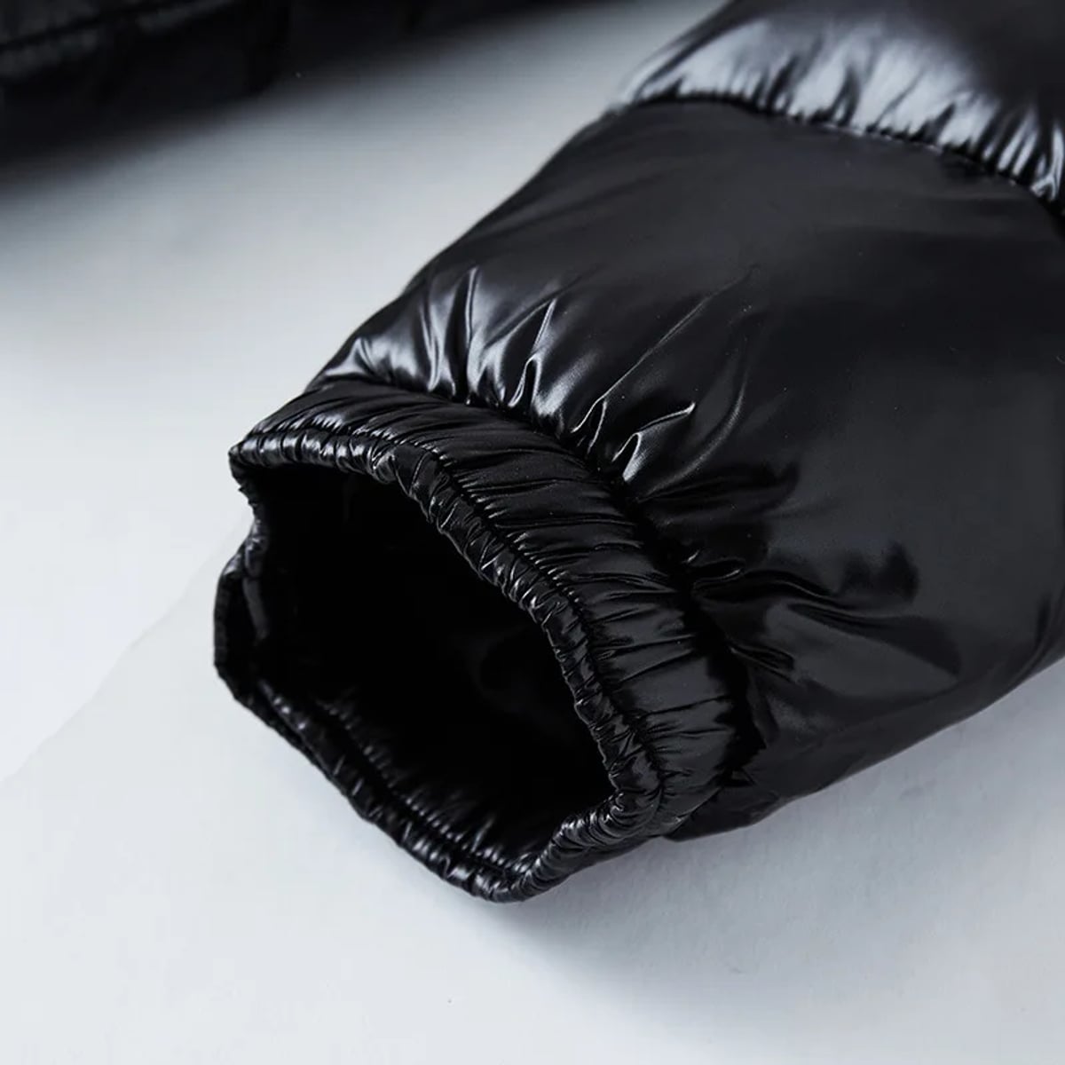 doudoune homme brillante à capuche en noir
