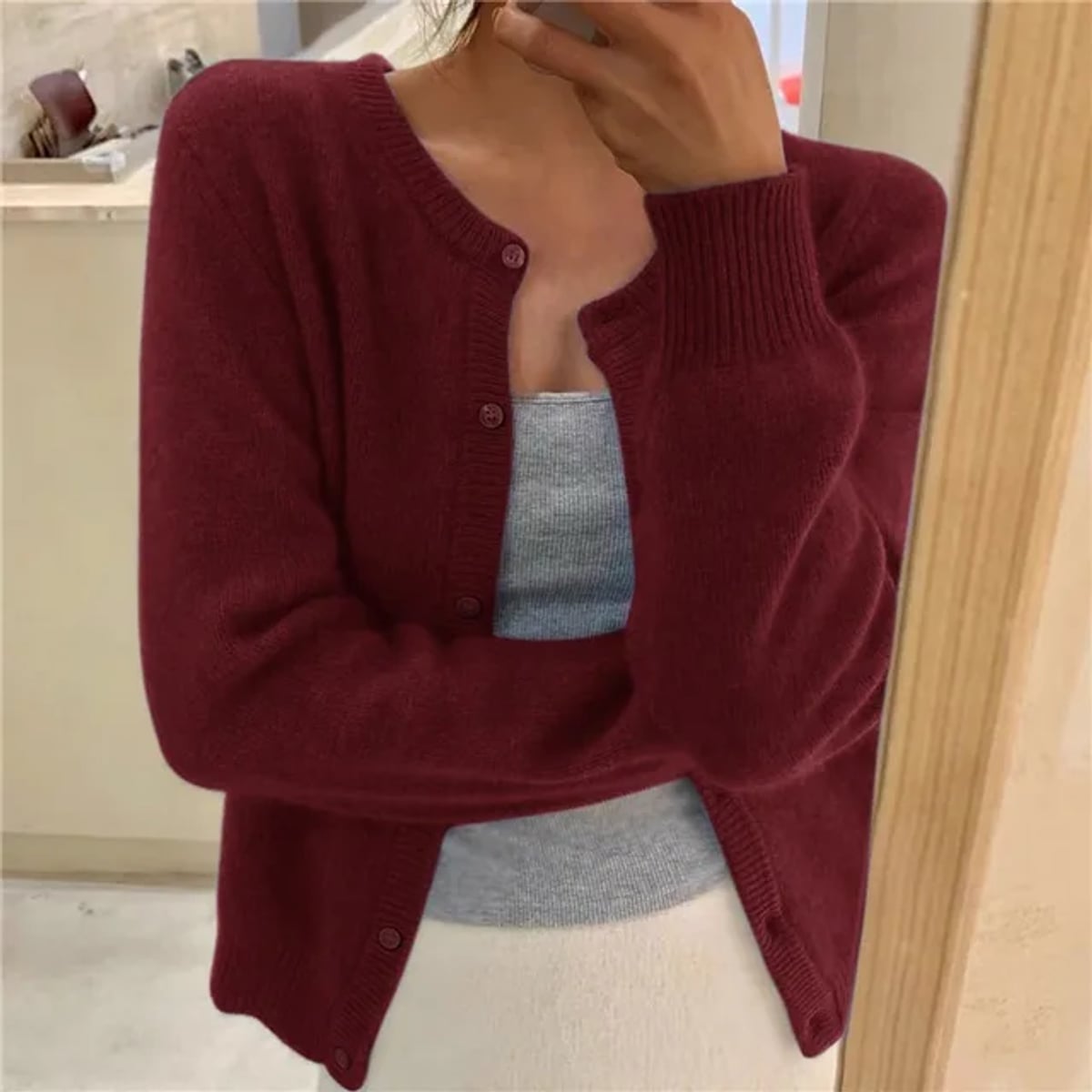 gilet femme col rond coupe ample boutonné en rouge foncé