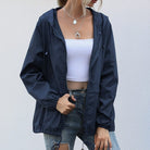 imperméable femme à capuche coupe ample en bleu marine