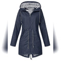 imperméable femme coupe droite à capuche en bleu