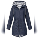 imperméable femme coupe droite à capuche en bleu