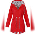 imperméable femme coupe droite à capuche en rouge