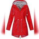 imperméable femme coupe droite à capuche en rouge