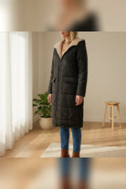 manteau femme longue coupe droite à capuche en noir