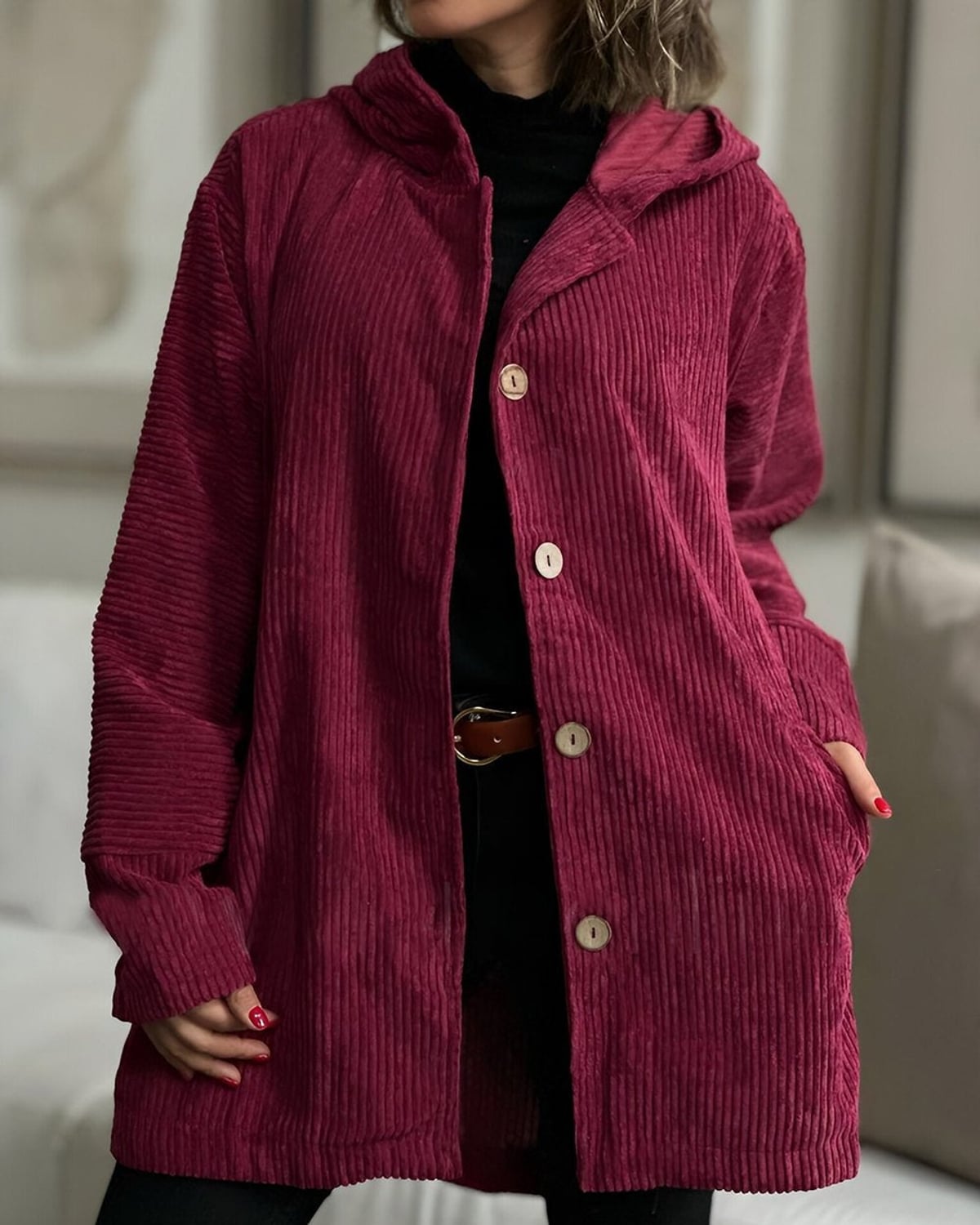 manteau femme mi-long à capuche boutonné en rouge