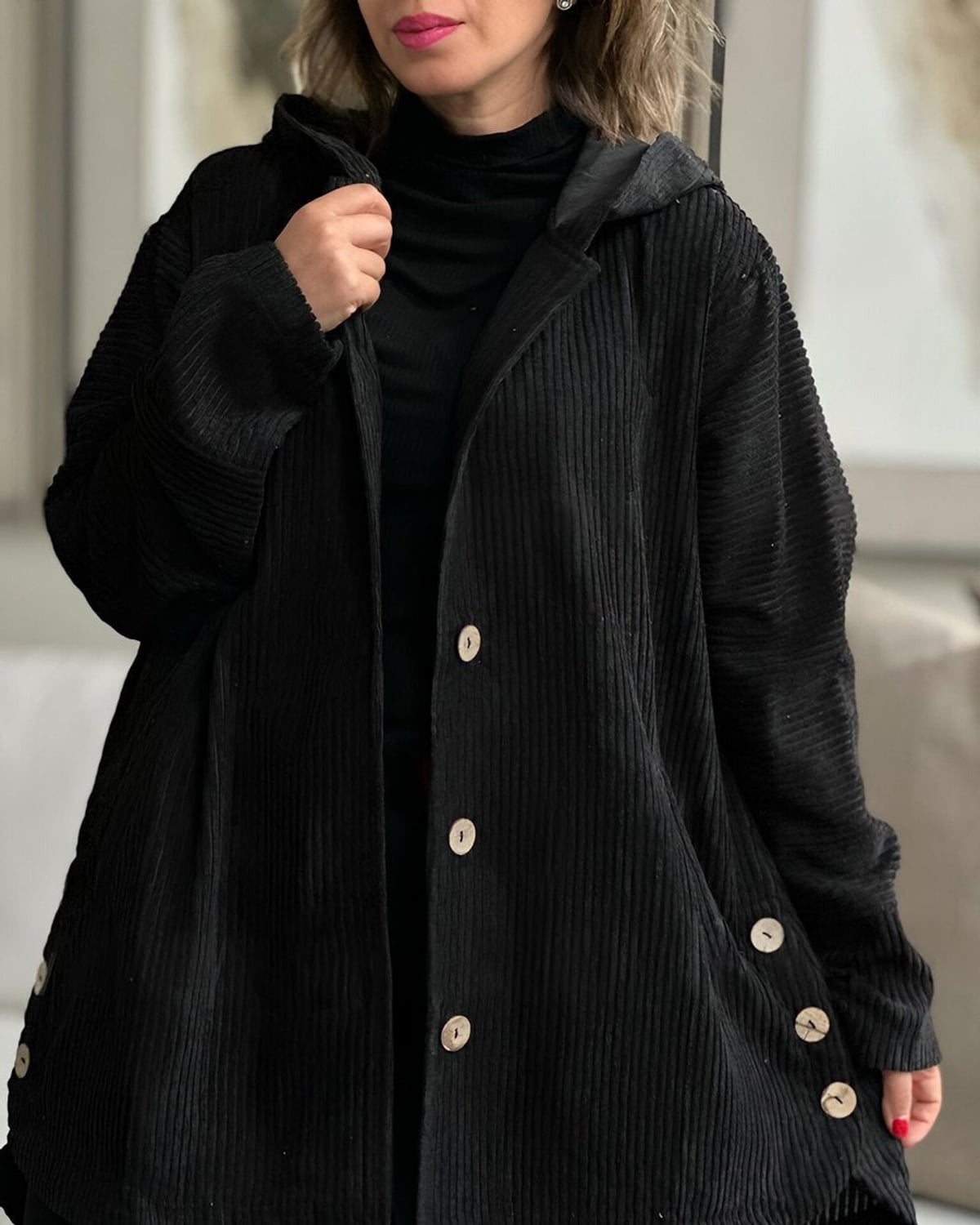 manteau femme mi-long à capuche boutonné en noir