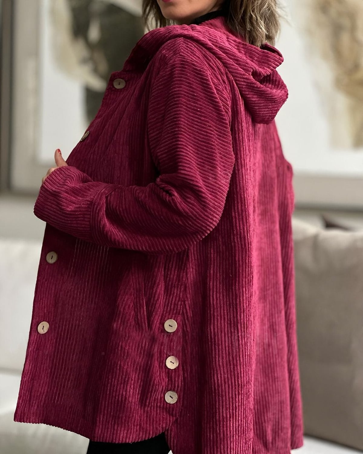 manteau femme mi-long à capuche boutonné en rouge