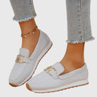 mocassin femme sans lacets boucle dorée en blanc