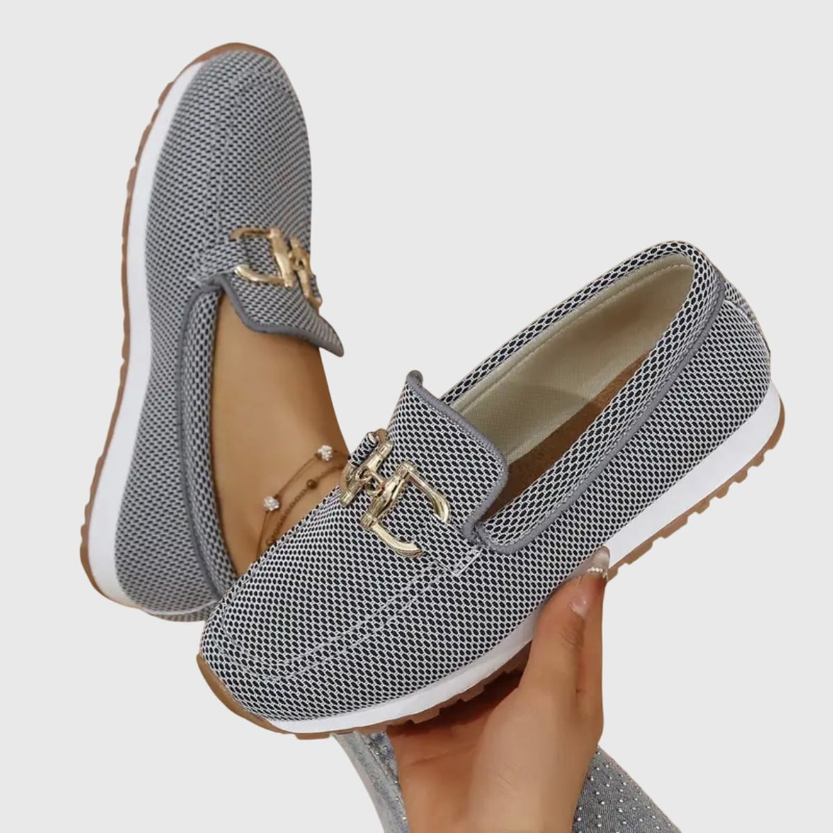 mocassin femme sans lacets boucle dorée en gris
