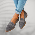 mocassins femme bout pointu sans lacets en gris 