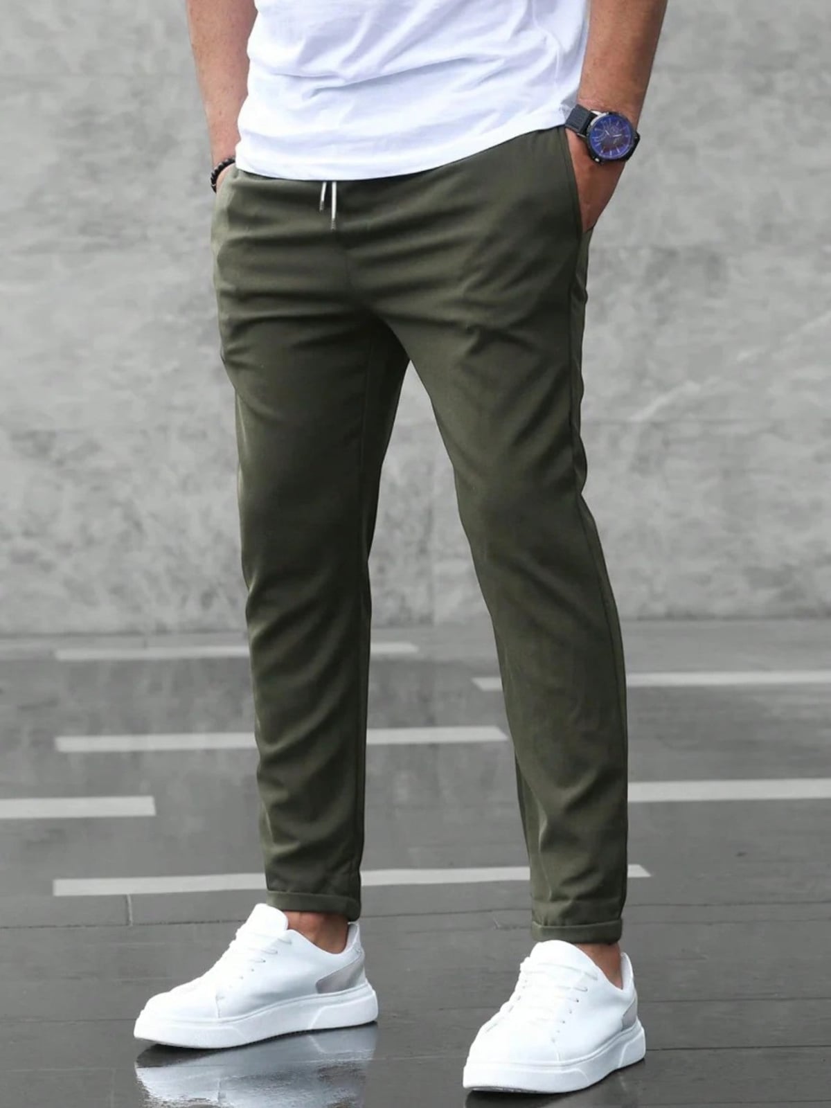 pantalon homme coupe slim taille élastiquée en vert foncé