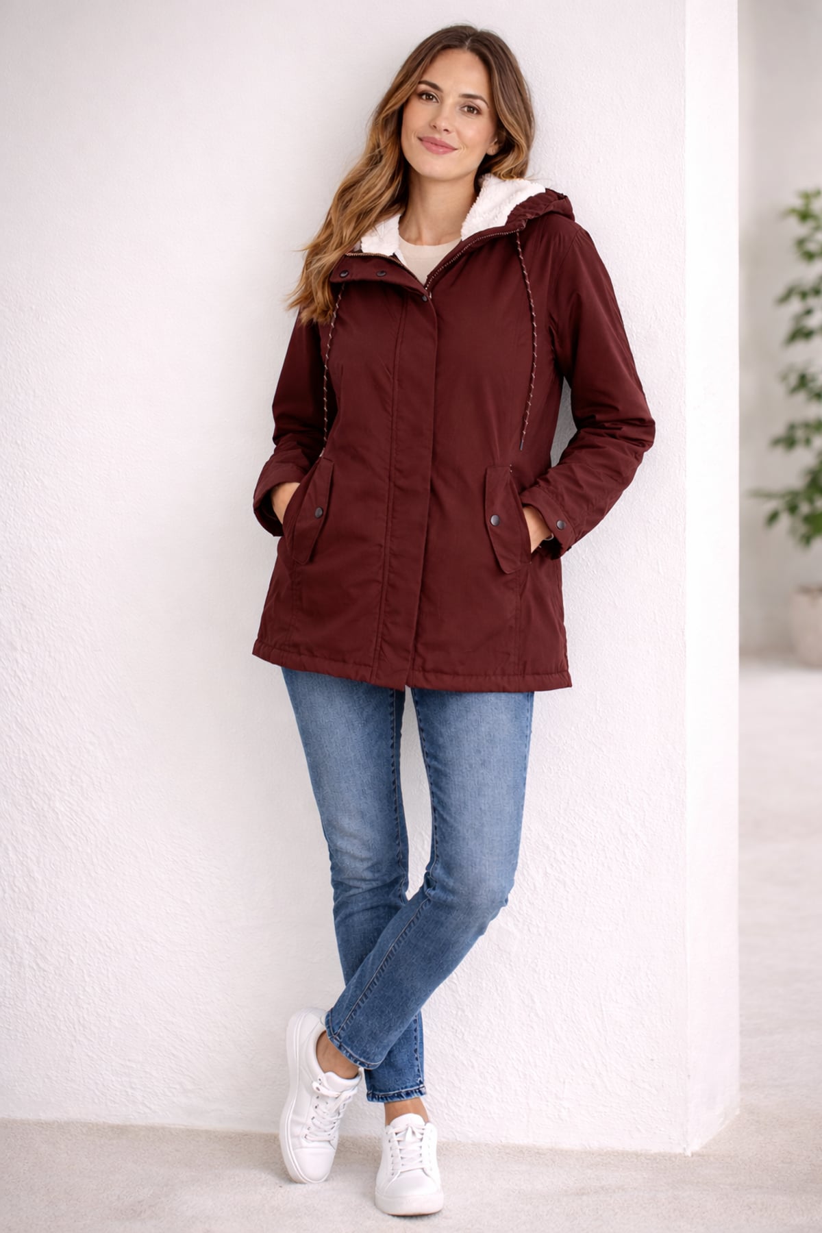 parka femme à capuche coupe mi-longue en rouge