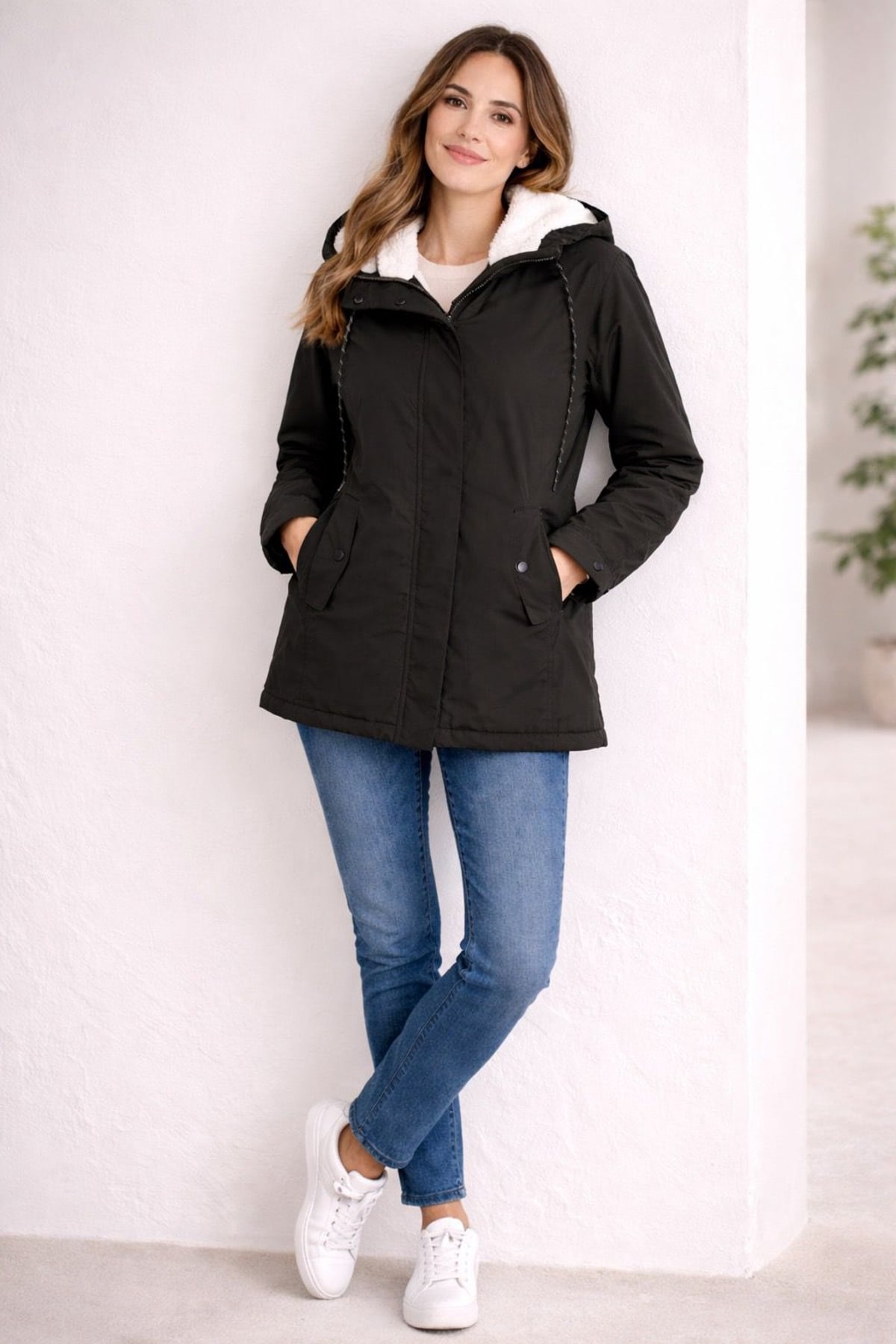 parka femme à capuche coupe mi-longue en noir