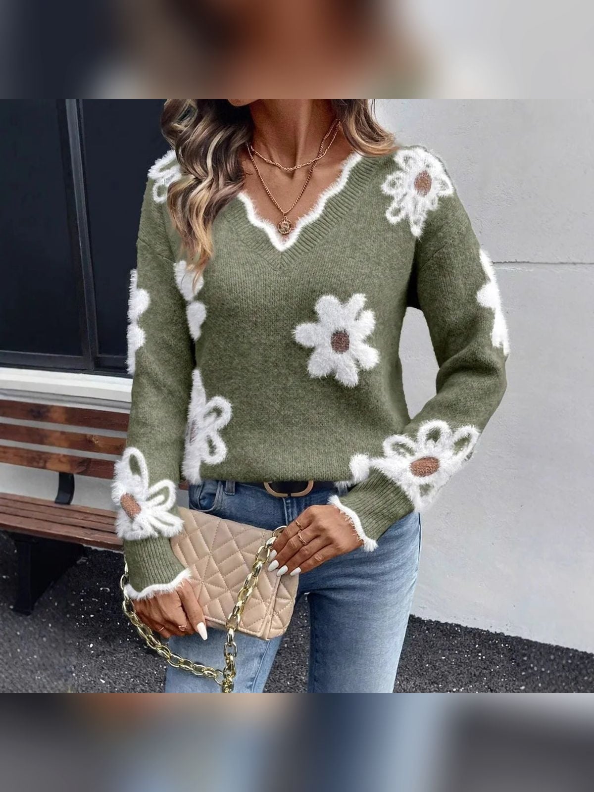 pull femme col en v motif floral en vert