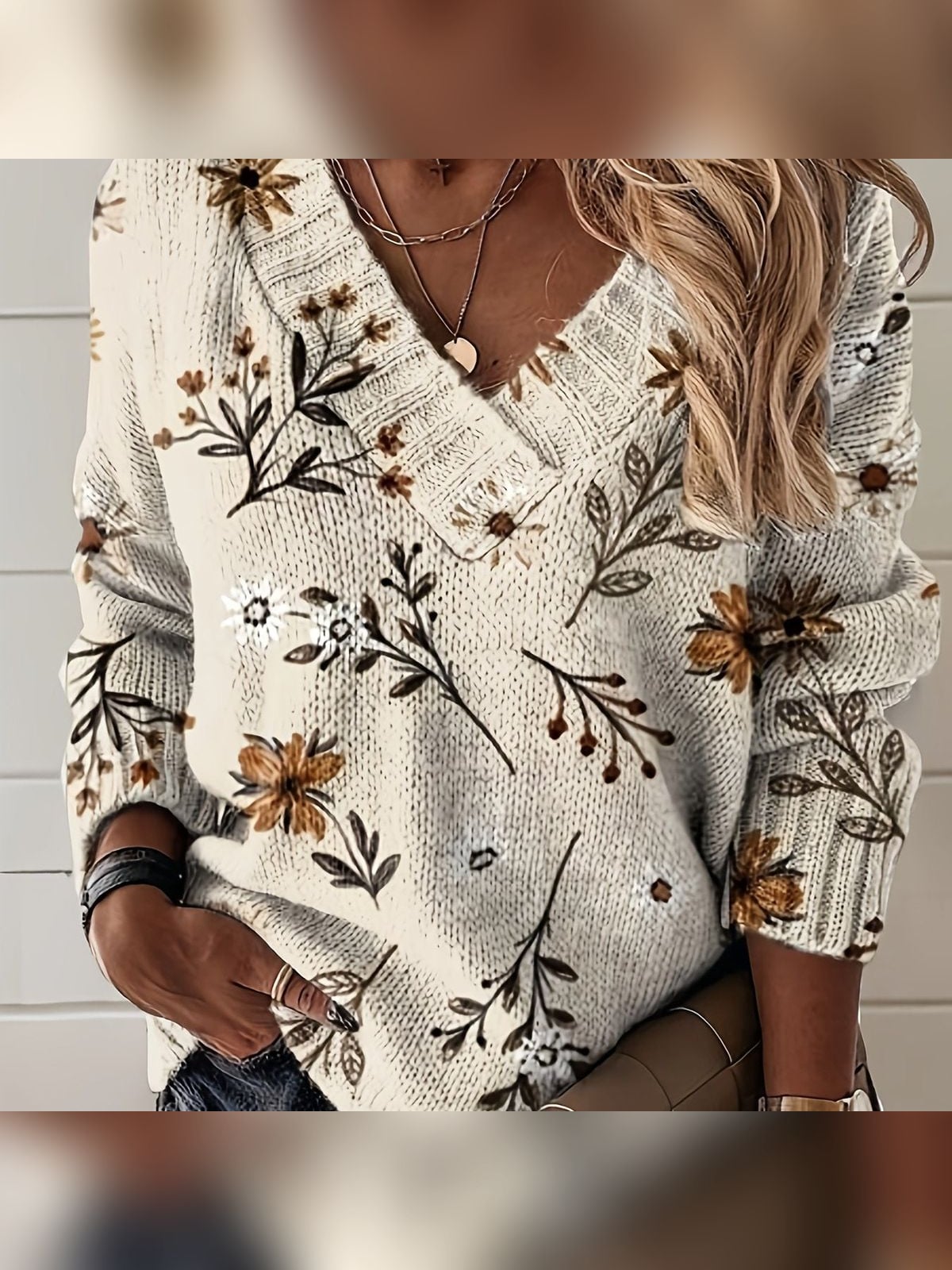 pull femme col en v motif floral  en fleurs crème