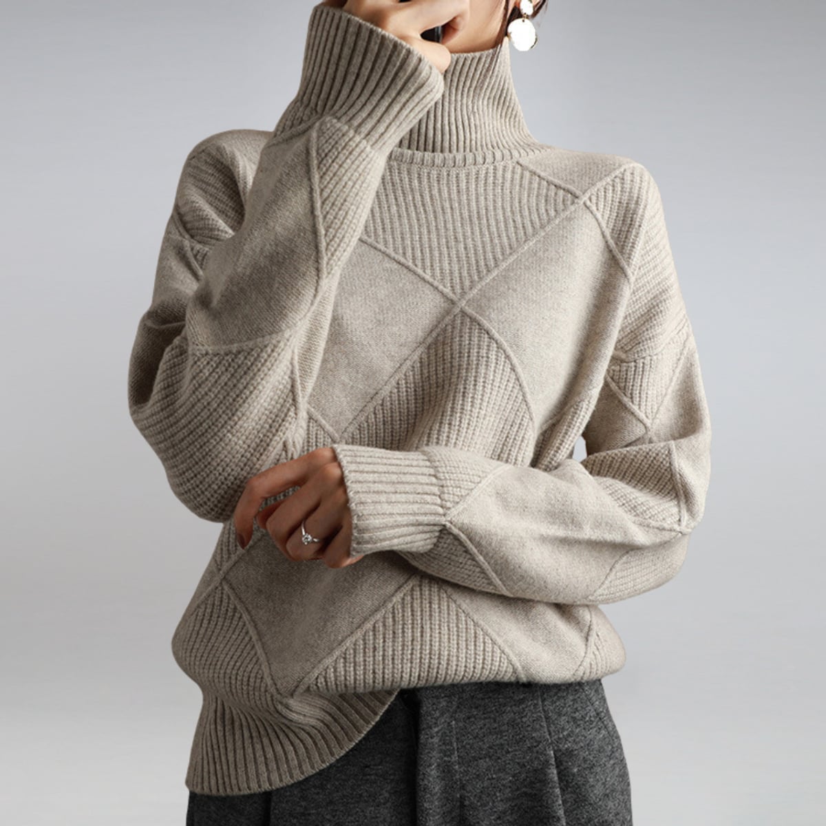 pull femme col roulé jacquard losanges oversize en gris