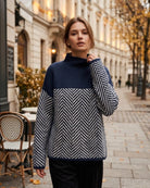 pull femme oversize col montant motif chevron en bleu