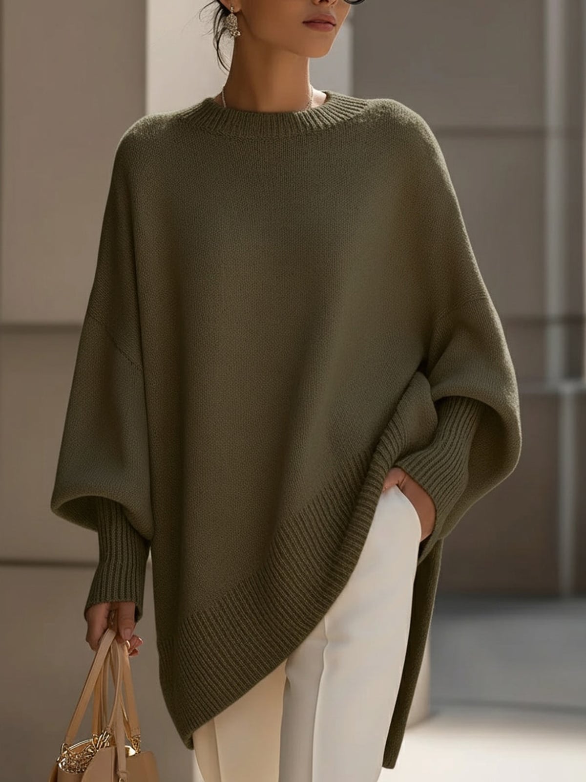 pull femme oversize col rond asymétrique en vert olive